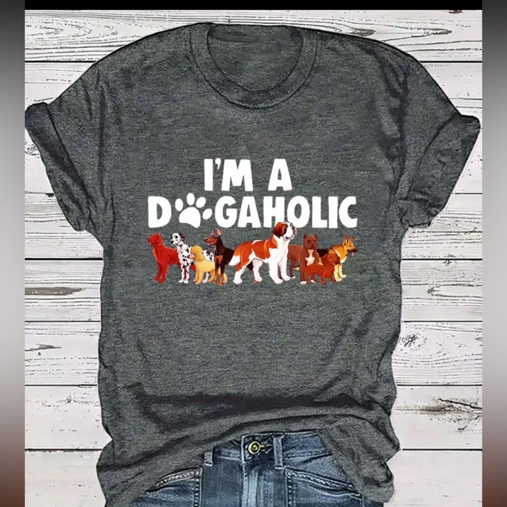 Women’s “I’m A Dogaholic” Gray Short Sleeve Graphic Tee. Size L.